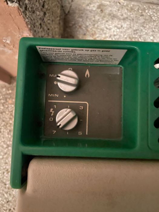 Хладилник на Ток и Газ