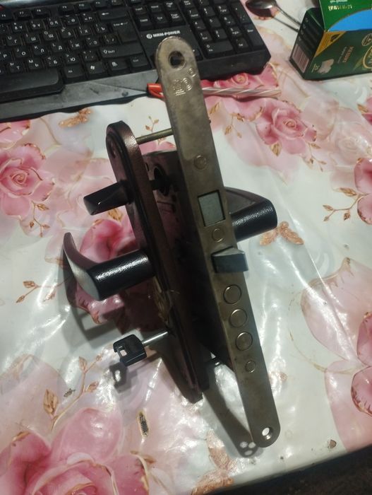 Замок на железную дверь  продам нюанс ключ 1 от дамка