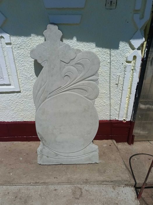 Monumente funerare