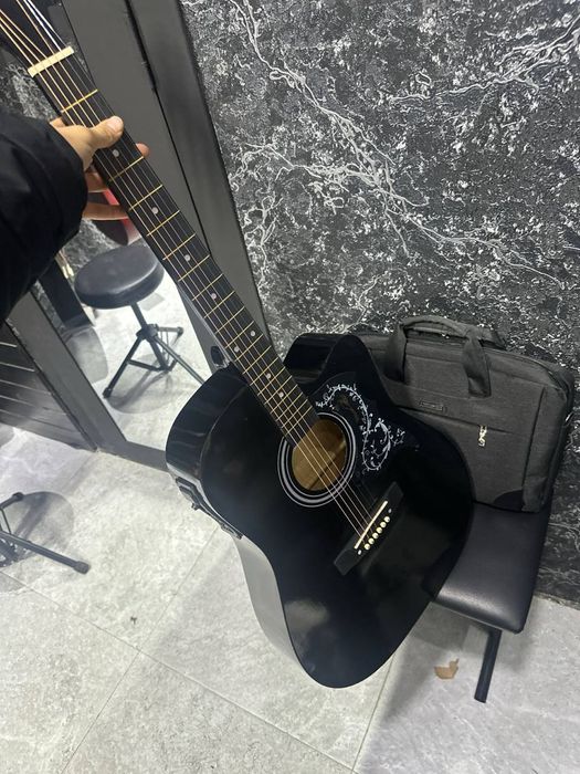 Gitara ALMIRES  qora ranggi qoshiq kuylashga Juda qiziq va yoqadi