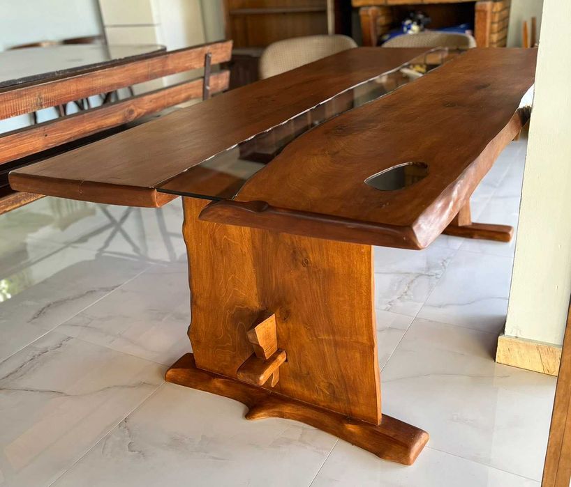 Маса от масив-орех