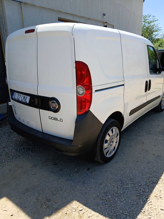 Vând Fiat doblo 1.3 multijet  diesel  2012  masina este foarte bine întreținută atât mecanic cat si estetic