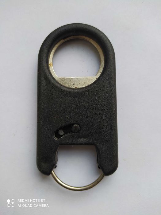 Стари ключодържатели с кожен  калъф и отварачка  и пластмасови с отвар