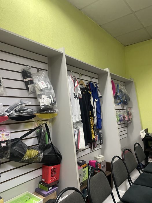 Стелажи для товара, есть крючки и полочки