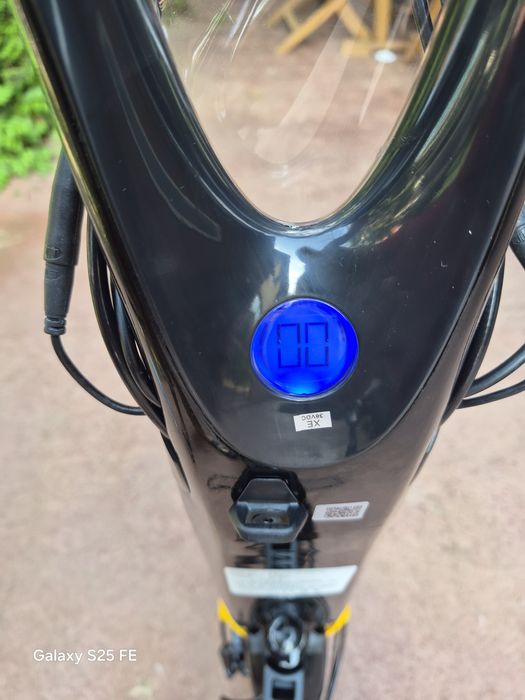 Bicicleta/Trotineta electrica, Carbon, viteza max 25/kmh, autonomie 35km incarcare .Pret 2700ron.este Noua