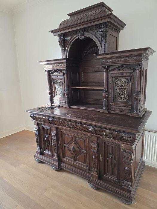 Bufet vechi din lemn masiv, sculptat manual  stil clasic vintage