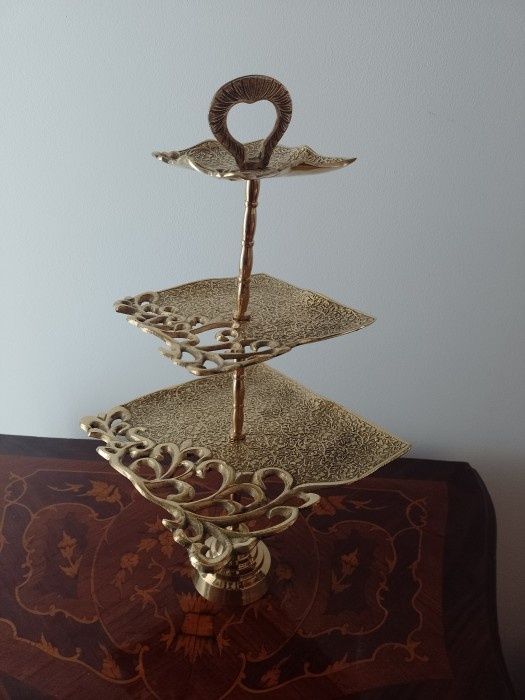 Superb centru de masa din bronz masiv,piesa cu o lucrătură de o foarte