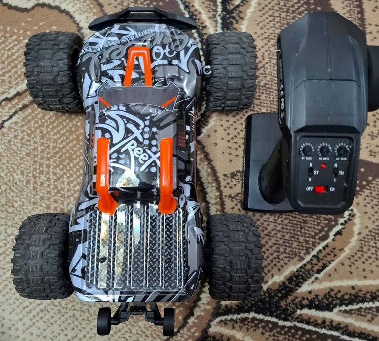 Продам машинку на пульте