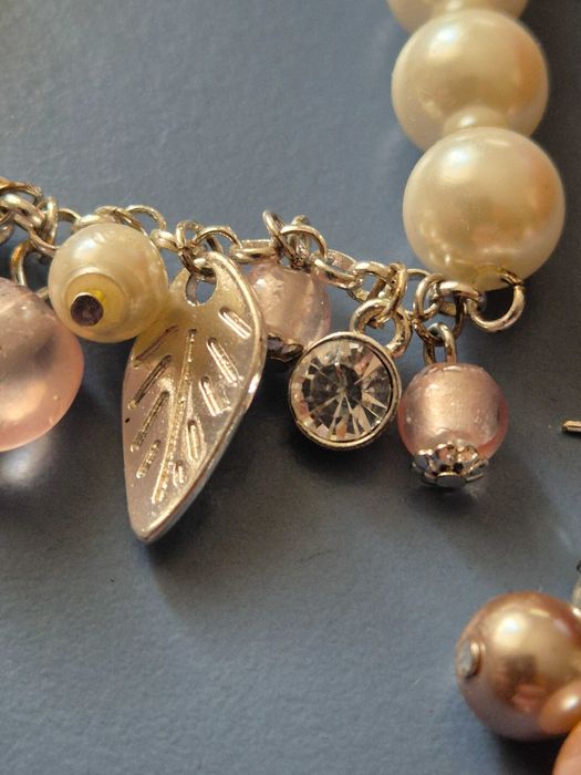 Set de bijuterii care include o brățară cu perle și cercei asortați