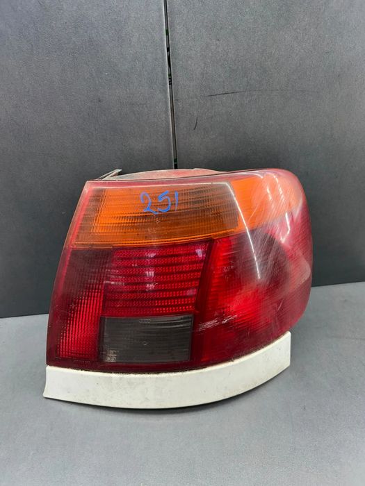 Lampa / Tripla stop dreapta pe aripa Audi A4 1999 1.8 MT (125 hp)