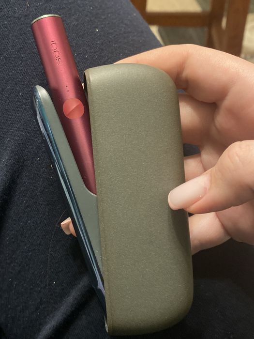 Vand Iqos Iluma cu pen roz