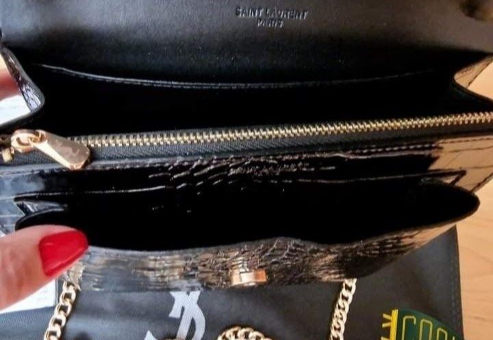 Geanta damă model croco, accesorii metalice aurii, saculet, etichetă