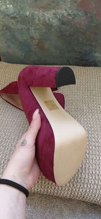 Чисто нови! Червени велурени токчета