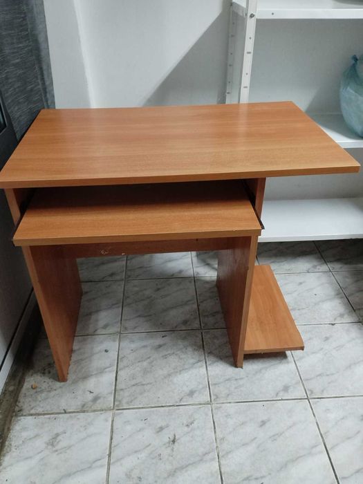 Бюро с Издърпващ се Плот