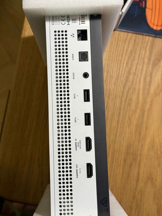 Xbox One S 1TB, 2 геймпада, коробка