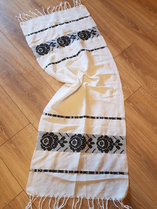 Ștergere țărănești vechi cusute pe pînză de casa.