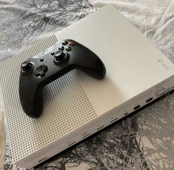 Xbox One S 1TB във отлично състояние