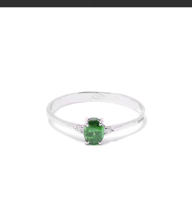 Пръстен 18К бяло злато с диаманти и смарагд