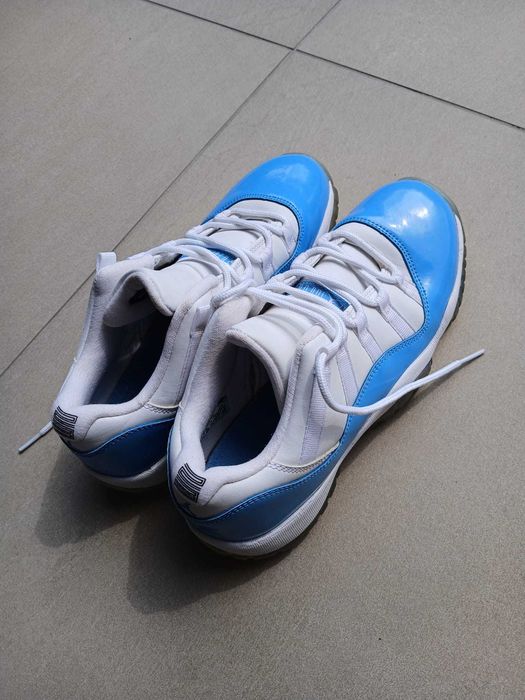Pantofi sport Nike Air Jordan din piele lacuita albastru cu alb și  talpă exterioară translucida. Purtați o data .