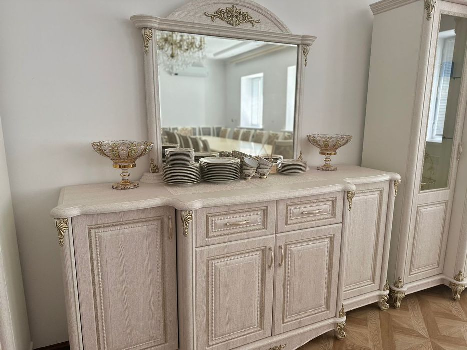 Продам сервант 3 предмета со всей посудой