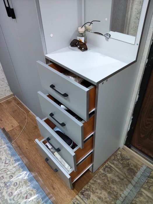 Продам прихожую с зеркалом