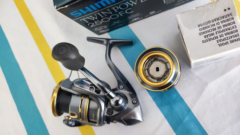 Vând mulineta Shimano Twin power 2500 FC