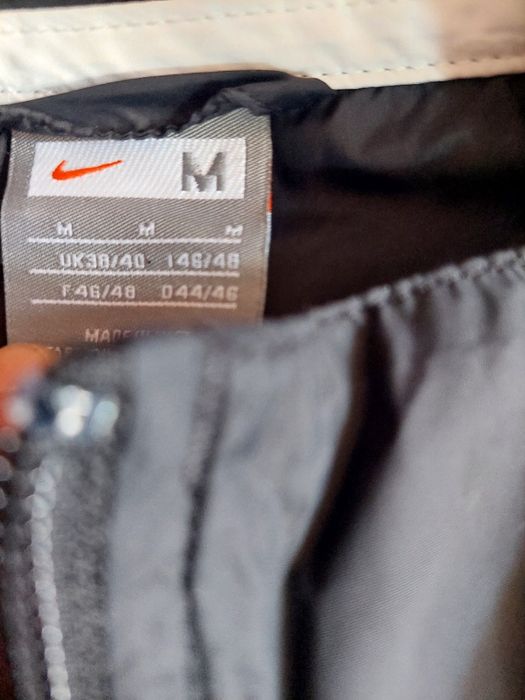 Ветровкана маркаNike