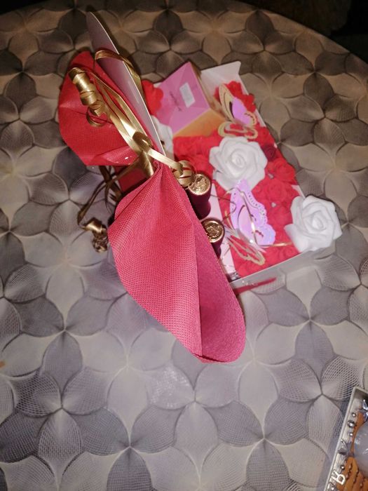 Кутия с цветя и вино