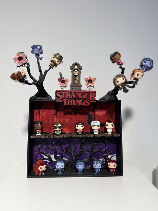 Suport/etajera/stand figurine jucarii Stranger Things will kinder