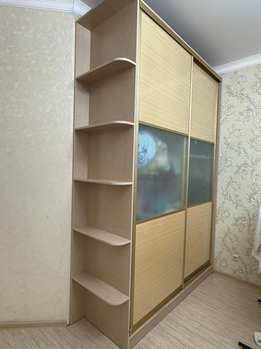 Продам шкаф высокий почти до потолка.