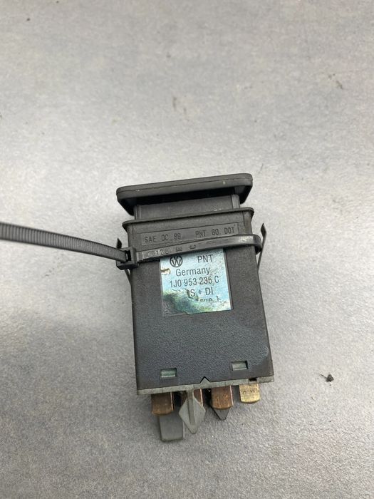 Buton avarie AJ0 953 235 C Volkswagen VW Golf 1998 1.4 MT (75 hp)