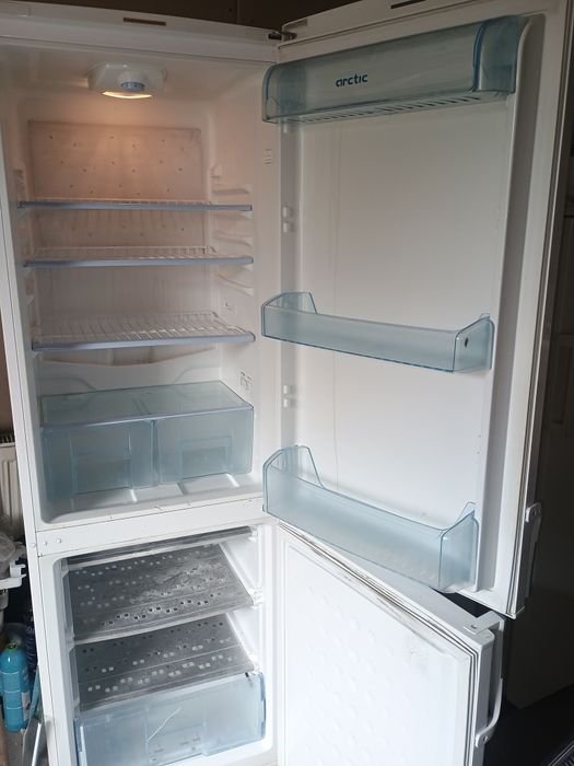 Frigider tip combină frigorifică înaltă Artic330/243
