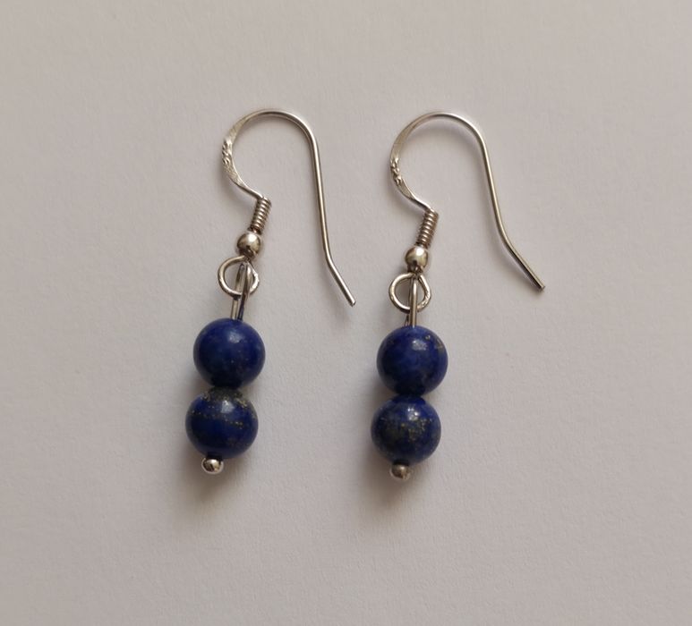Cercei argint 925 cu pietre semiprețioase de lapis lazuli.
