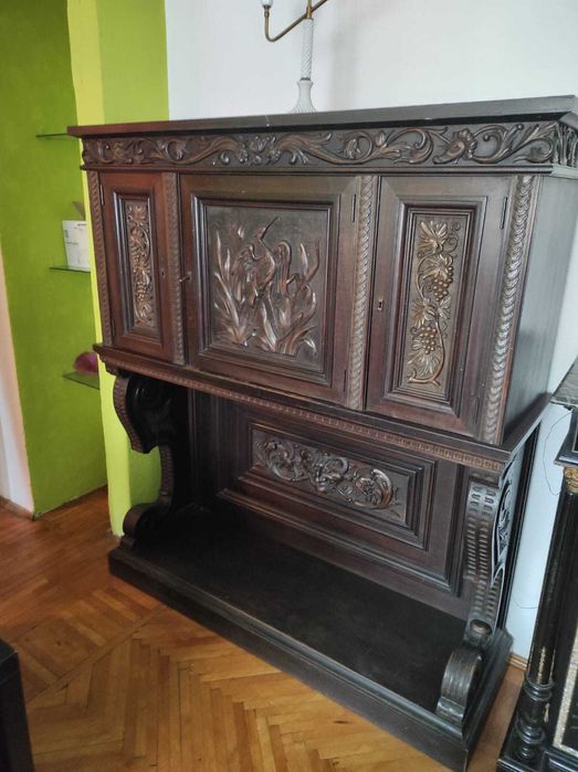 Bufet clasic din lemn masiv, stil vintage, foarte bine întreținut