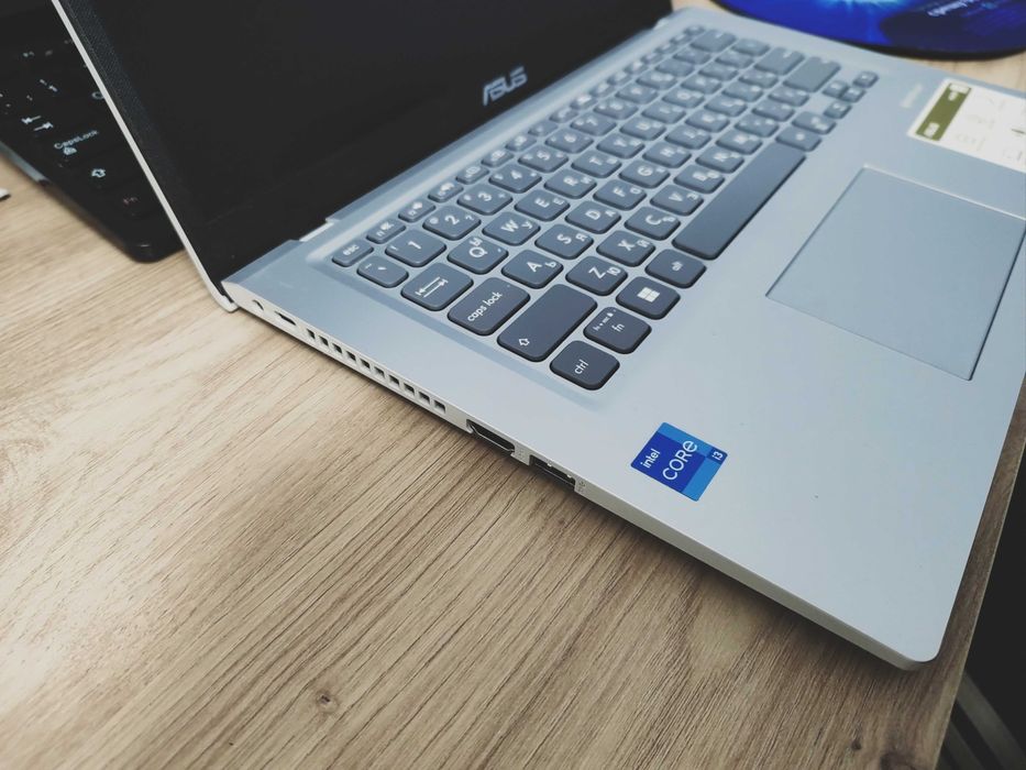 Продавам лаптоп ASUS, 14 инча, с гаранция 18 месеца