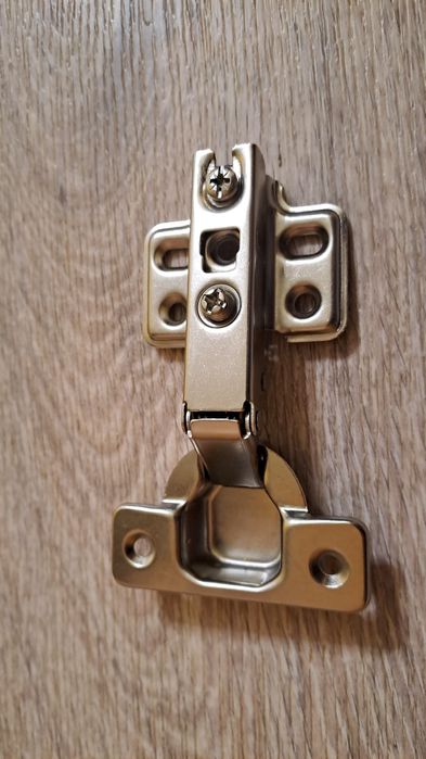 Петля с доводчиком