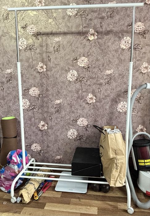 Напольная вешалка для вещей.