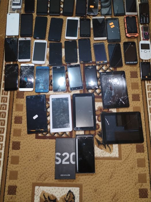 Telefoane pentru piese lot 100 buc+ placi de baza