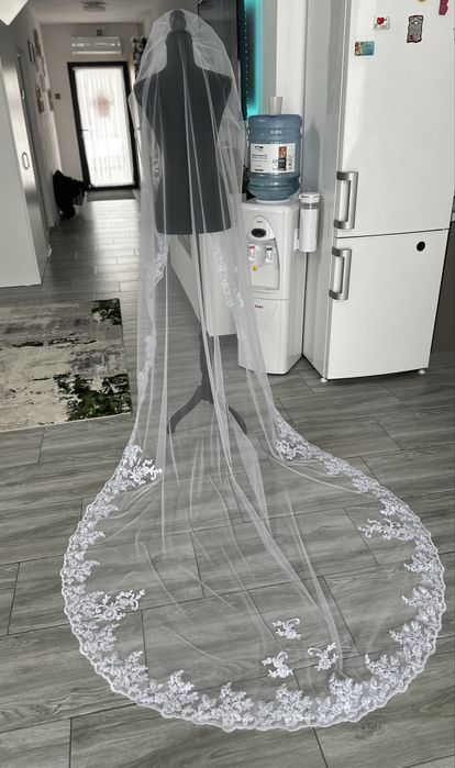 Voal nou cu broderie