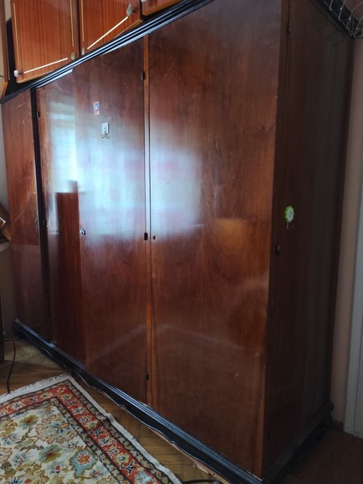 Vând mobila veche din lemn masiv