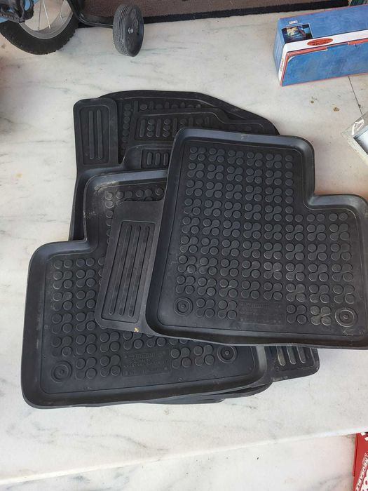 Set covorase presuri auto din cauciuc stil tavita Mercedes Clasa M (W164) 2005-2011, Negru, set complet 4 buc