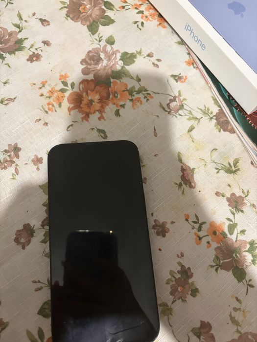 iPhone mov 78% și negru 80% gb 128 1200 lei stare foarte bună