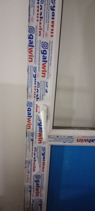 Продам пластиковую дверь