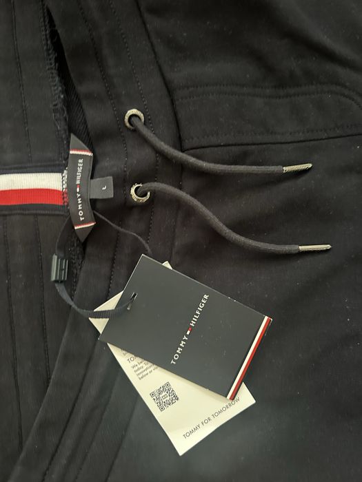 Vând pantaloni Tommy Hilfiger