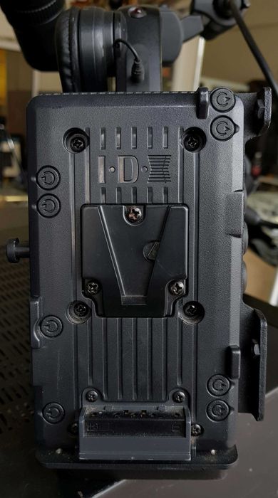 Продавам професионална видеокамера JVC GY-HM750E