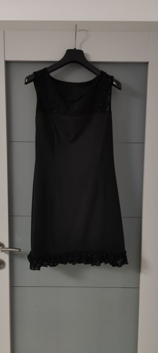 Rochie neagra scurta.