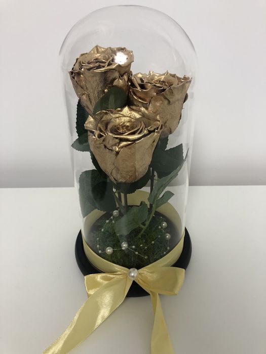 Cupola din sticla cu trandafiri criogenati aurii 25 cm 250 lei
