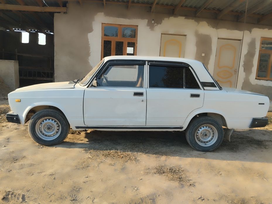 Lada 2107 sotiladi