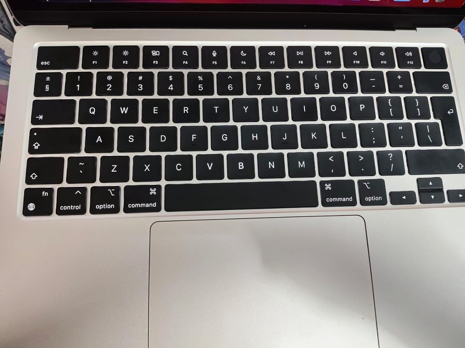 MacBook Air M2 2022 – 8GB RAM – SSD 256GB 
Vând laptop Apple MacBook Air cu procesor