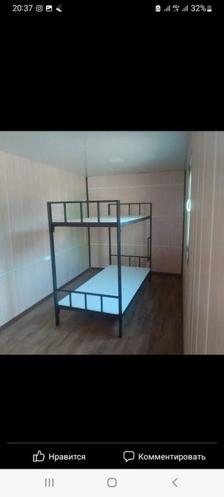 Двухэтажный металлические кровать.